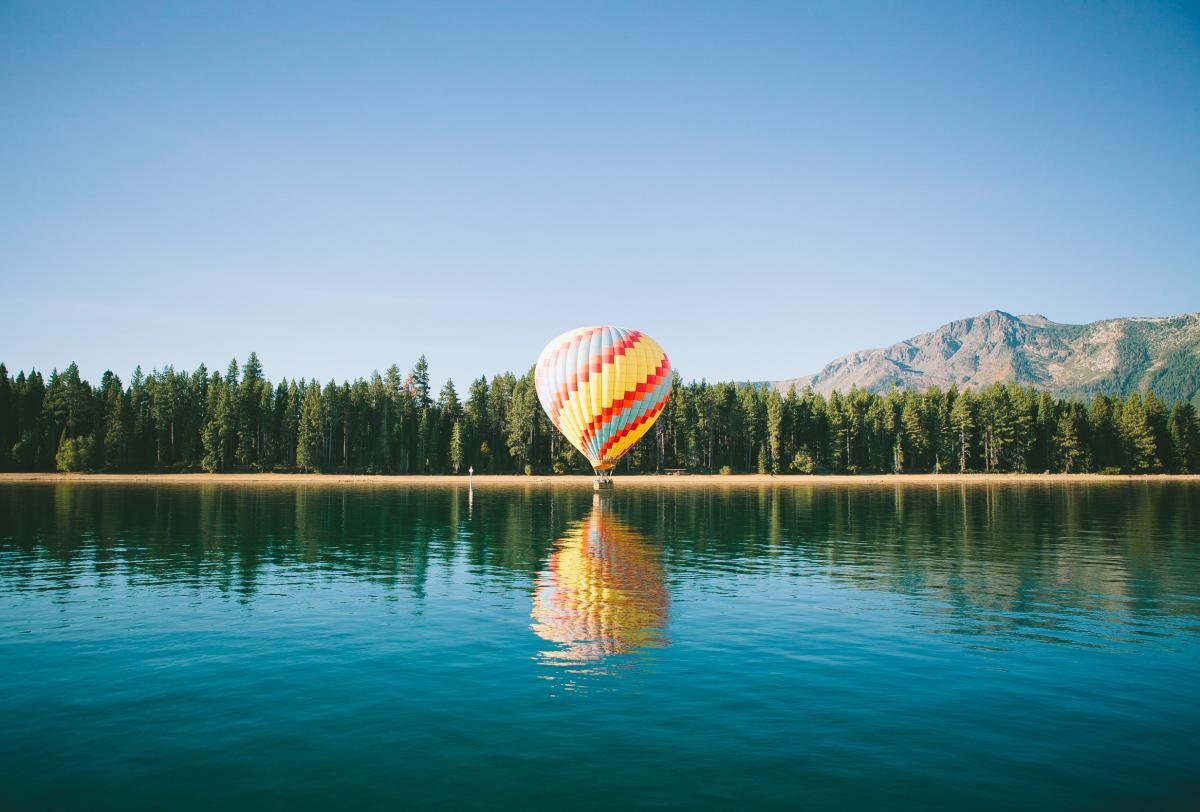 montgolfière gonflée au bord d'un lac